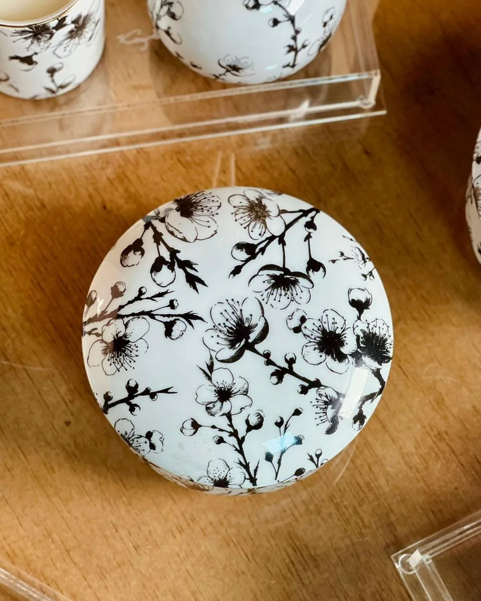Caixa redonda de porcelana com ramos floridos em preto