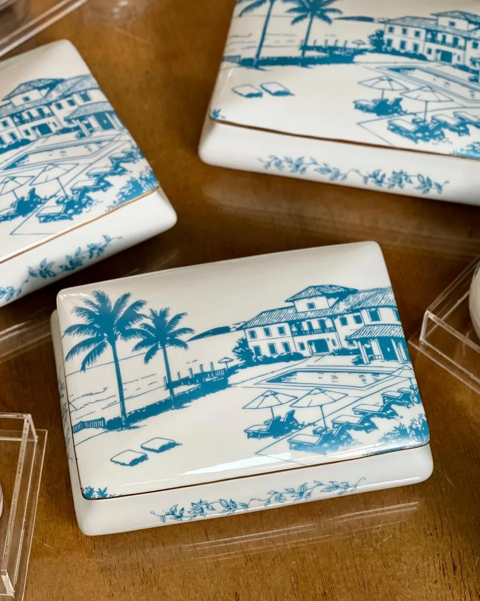 Caixa retangular de porcelana com paisagem toile azul e friso de ouro