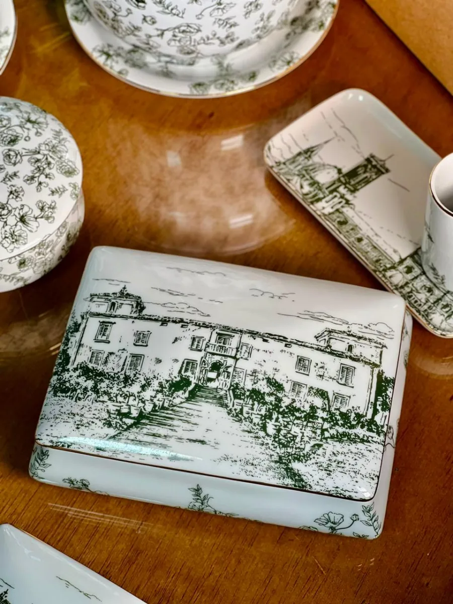 Caixa retangular de porcelana com casa de fazenda em toile verde e friso de ouro