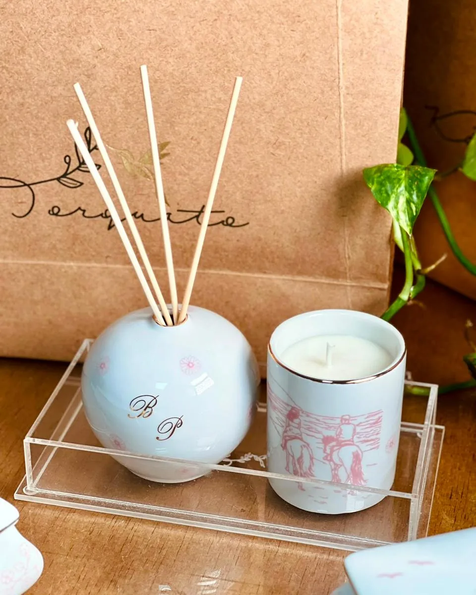 Kit home com difusor e vela em porcelana sobre bandeja de acrílico