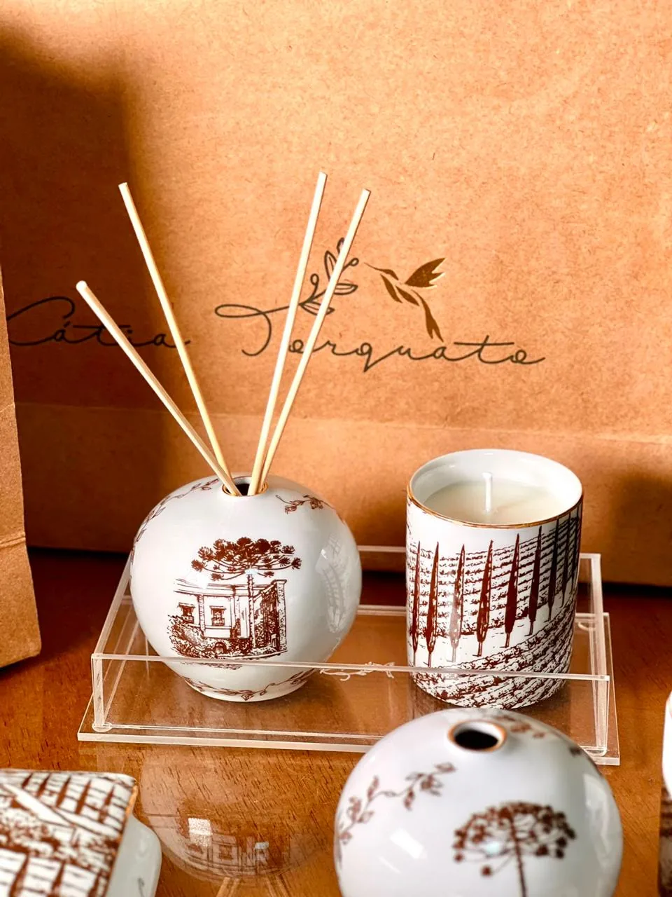 Kit home com difusor e vela em porcelana com casario em sépia sobre bandeja de acrílico