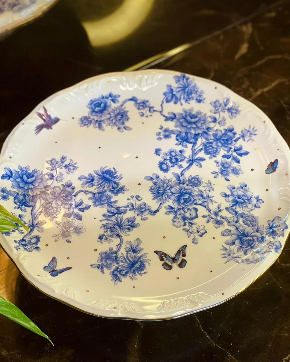 Boleira de porcelana com flores azuis e borboletas