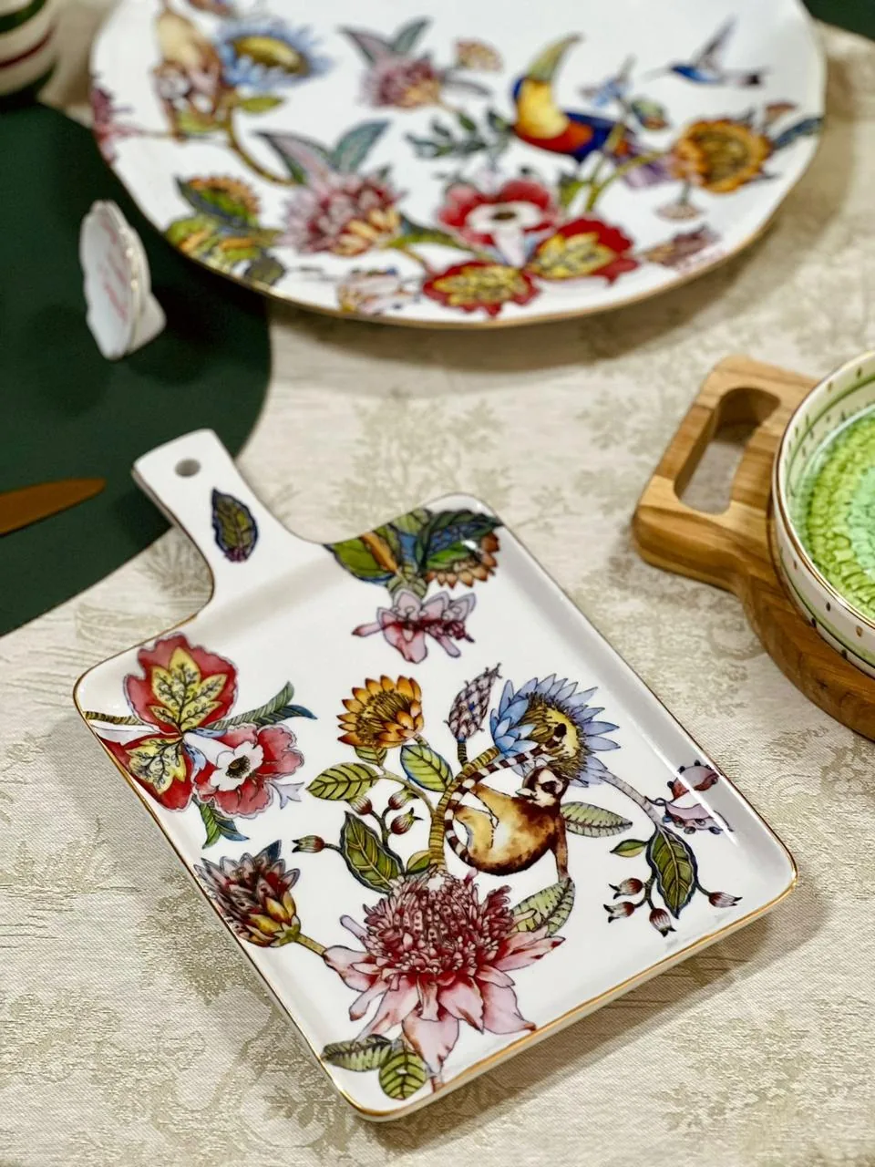 Tábua com alça de porcelana com flores coloridas e pássaro